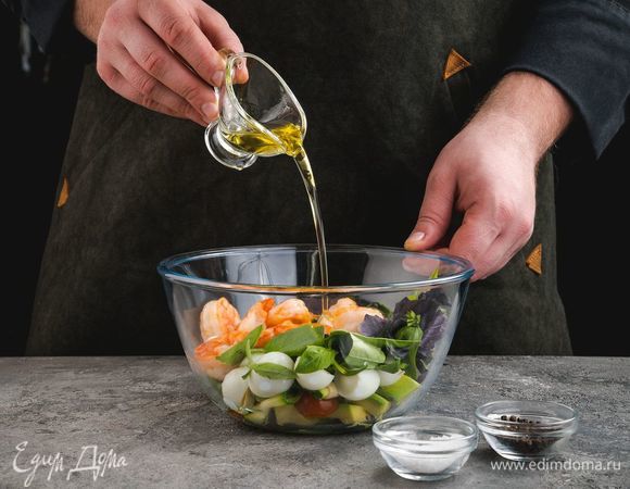 Заправьте салат оливковым маслом, посолите и поперчите по вкусу. Все перемешайте.