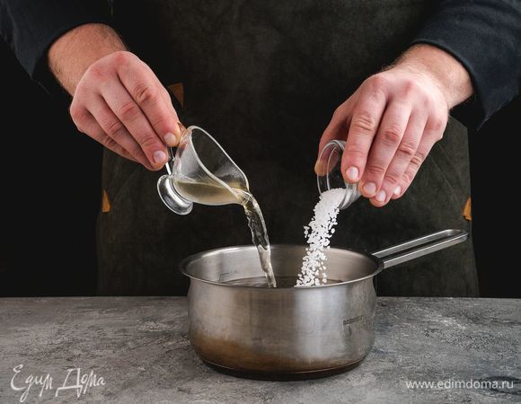 Приготовьте яйца пашот. В кастрюлю с горячей водой добавьте немного соли и 1 ст. л. уксуса.