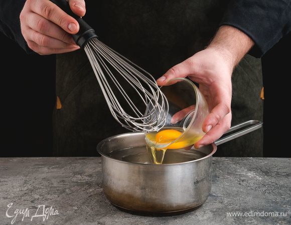 Венчиком закрутите воду, чтобы получился водоворот. Яйцо разбейте в миску (желток должен остаться целым). В это время влейте в воду яйцо и варите минуты 3. Шумовкой достаньте яйца из воды.