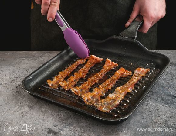 Посыпьте бекон молотым перцем и обжарьте на сковороде гриль с двух сторон в течение пары минут.