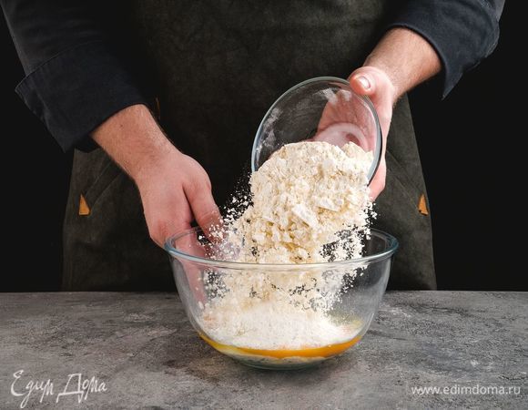 Смешайте в миске творог, яйца, муку.