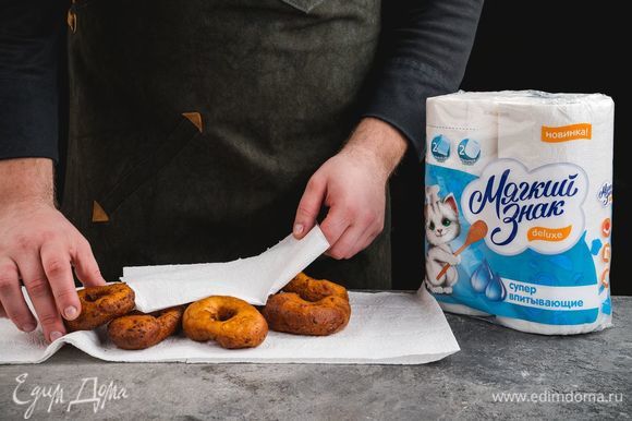 Готовые пончики достаньте из масла шумовкой и выложите на бумажное полотенце ТМ «Мягкий знак», чтобы удалить лишний жир.