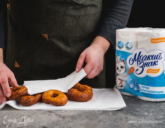 Готовые пончики достаньте из масла шумовкой и выложите на бумажное полотенце ТМ «Мягкий знак», чтобы удалить лишний жир.