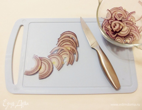 Красный лук нарезать тонкими полукольцами.