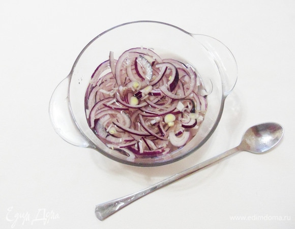 Замариновать лук в смеси воды и яблочного уксуса минут на 15–20.