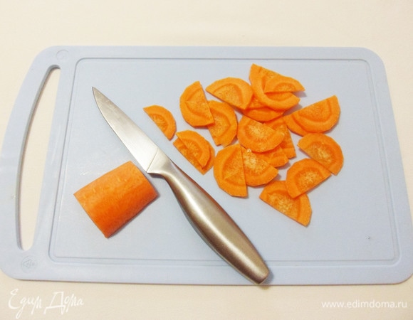 Половину моркови нарезать крупными и тоненькими пластинами.
