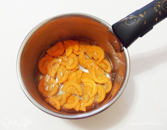 Залить морковь горячей подсоленной водой и отварить в течение 1 минуты, не более.