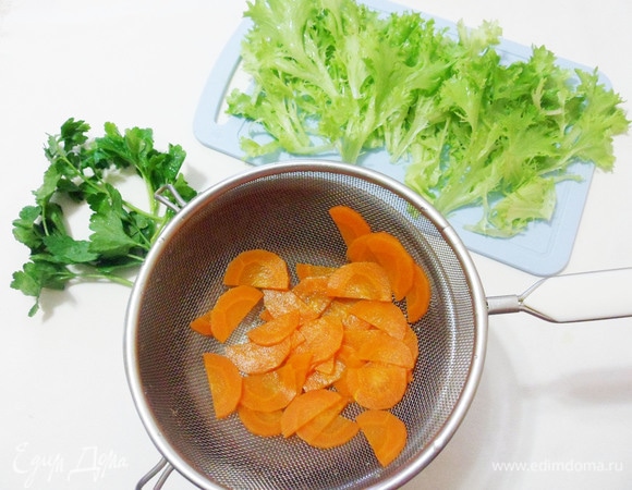 Морковь откинуть на сито и остудить. Она должна остаться с легким хрустом.