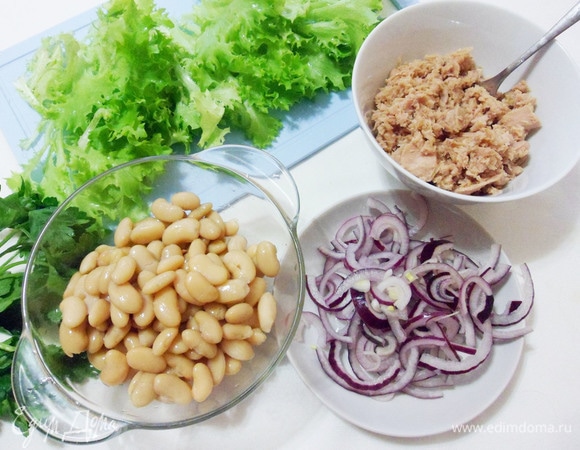 Консервированную фасоль отделить от жидкости. Листья салата ополоснуть водой. Красный лук достать из заливки.