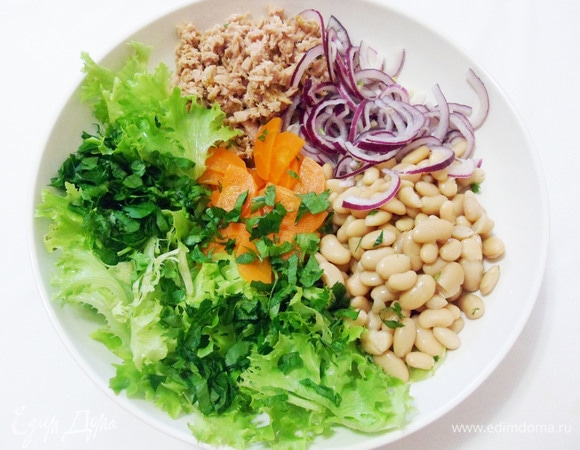 В салатник отправляем листья салата (их можно порвать руками), зелень петрушки, тунца, фасоль, морковь и маринованный красный лук.