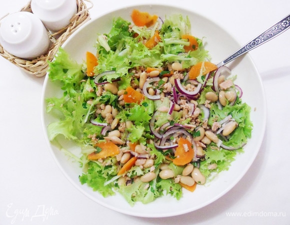 Заправить оливковым маслом, попробовать, если нужно, добавить соль по вкусу.