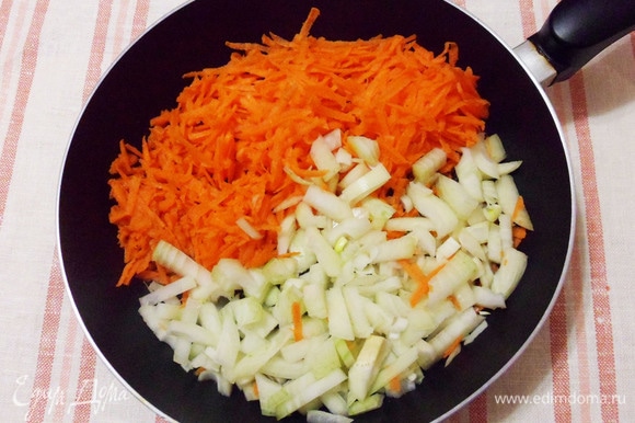 Лук измельчить, морковь натереть на крупной терке. Обжарить на растительном или топленом масле до мягкости овощей.