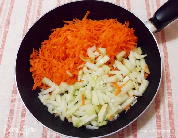 Лук измельчить, морковь натереть на крупной терке. Обжарить на растительном или топленом масле до мягкости овощей.