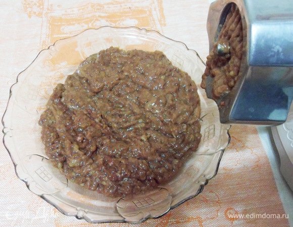 Для суфле печень подойдет любая. У меня сегодня в наличии говяжья печень. Печень промыть, удалить пленки и вырезать желчные протоки, нарезать на куски и сложить в миску. Туда же добавить обжаренные лук и морковь. Затем измельчить все вместе в мясорубке.