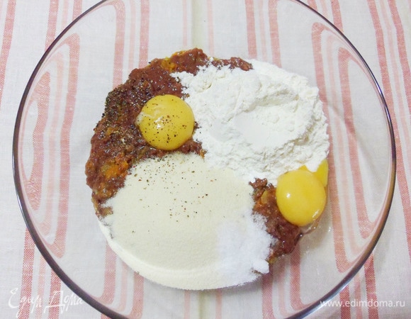 Отделить белки от желтков. К печеночной массе добавить желтки, манную крупу, муку, соль, перец и специи по вкусу. Я добавила чайную ложку смеси из мускатного ореха, сушеного чеснока и кориандра. Все хорошо перемешать.