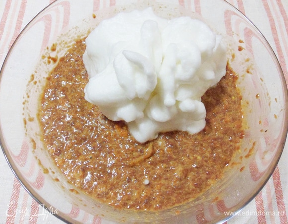 Отдельно взбить белки до устойчивых пиков. Совет: не пренебрегайте этим шагом! Взбитые белки придадут суфле дополнительную нежность.