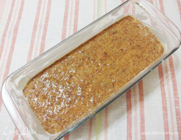 Форму для выпекания щедро смазать сливочным маслом. У меня прямоугольная форма 24 на 10 см. Выложить в форму печеночную массу. Выпекать в разогретой до 200°C духовке 45–50 минут. Ориентируйтесь на свою духовку.