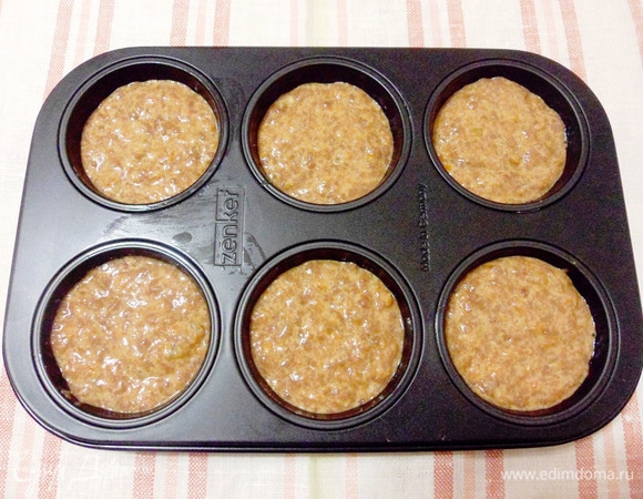 Также можно выпекать и порционно в форме для маффинов.