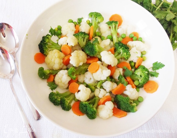 Гарнир можно выбрать по своему вкусу. У меня отварная смесь замороженных овощей, заправленная оливковым маслом.