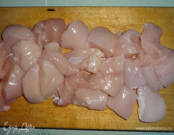 Куриное филе вымыть, обсушить бумажным полотенцем. Нарезать на кусочки средней величины.