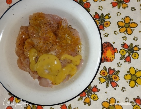 Сложить кусочки курицы в эмалированную миску, добавить горчицу с зернами, лимонный сок, соль, сахар, перец, карри, перемешать. Накрыть миску крышкой и поставить в холодильник для маринования на 1 час. Деревянные палочки замочить в теплой воде.