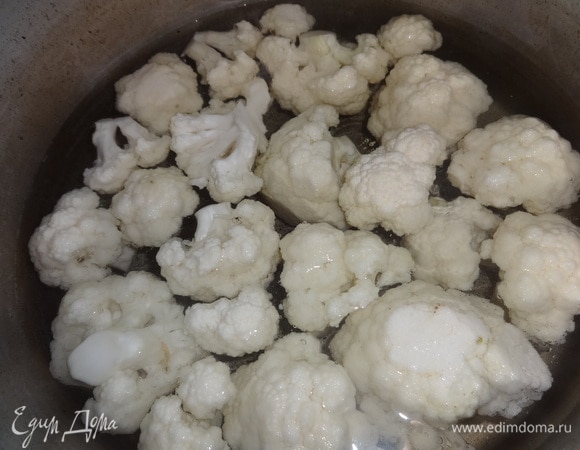 Цветную капусту промыть, разделить на соцветия. Положить в кипящую подсоленную воду и бланшировать 1 мин.
