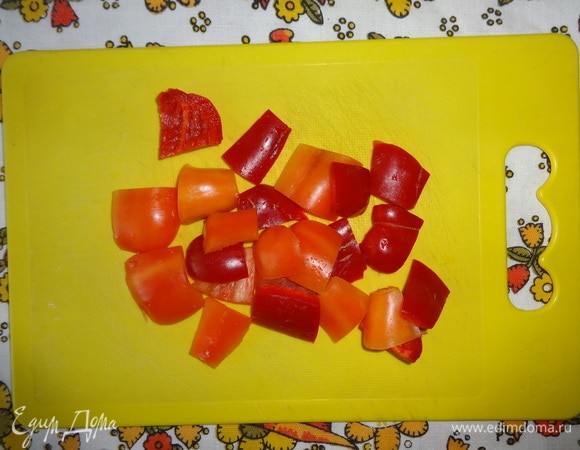 Перец очистить, помыть, обсушить полотенцем. Нарезать квадратными кусочками.