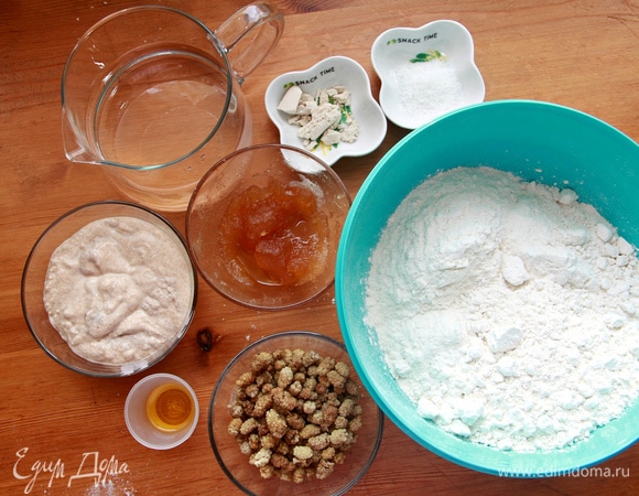 Подготовить ингредиенты. За сутки до замеса (можно и раньше, но тогда хранить в холодильнике и подкармливать, как закваску) приготовить пулиш: соединить равное количество муки и воды, добавить дрожжи, оставить расти. Если готовить без пулиш, то в ингредиенты теста добавить еще 5 г свежих дрожжей.