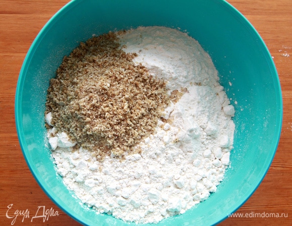 Муку просеять, добавить измельченную шелковицу.
