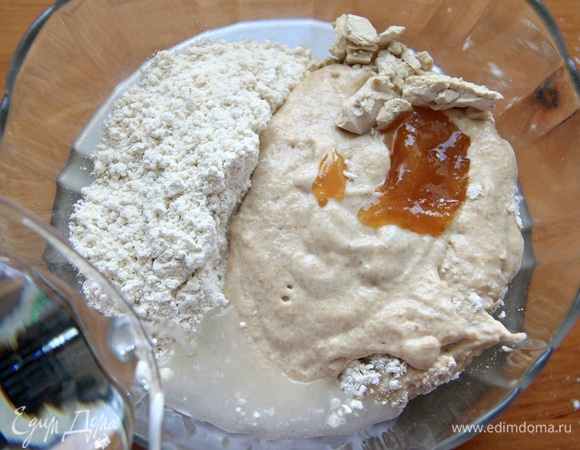 Соединить 190 г пулиш, мед, воду, свежие дрожжи с мучной смесью. Оставить для автолиза.