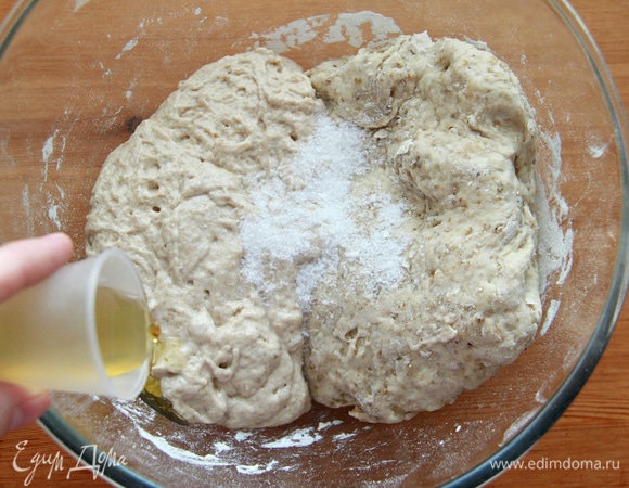 Через полчаса добавить соль и растительное масло (у меня масло грецкого ореха).