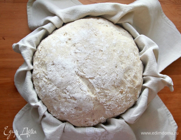 Оставить на подъем на 1 час. Через час обмять, сформировать буханку, поставить на расстойку на 1 час.