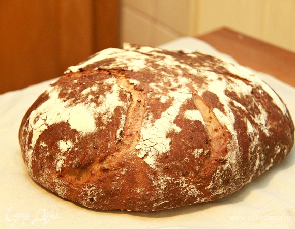 Духовку разогреть до 250°C. Выпекать на горячем противне или на камне с паром 10 минут. Снизить температуру до 180°C и выпекать без пара еще полчаса.