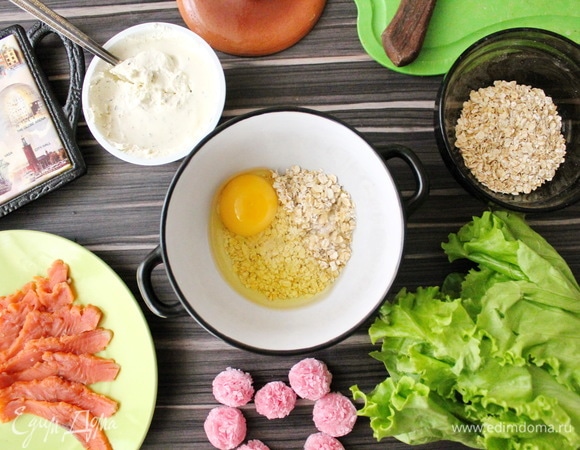 Первым делом готовим тесто для овсяноблина. Для этого понадибятся овсяные хлопья и яйцо. Можно добавить щепотку соли.