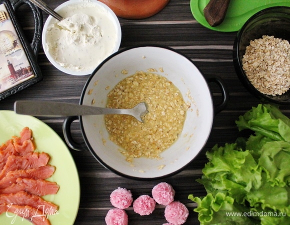 Смешивам ингредиенты и даем овсянке разбухнуть 3–4 минуты.