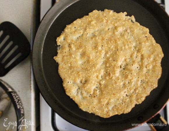 Выкладываем тесто на сухую раскаленную сковороду с антипригарным покрытием, распределяем ложкой. Овсяноблин выпекаем с 2 -х сторон, как обычный.