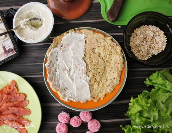 Готовый блин выкладываем на тарелку, одну половину смазываем сливочным сыром.