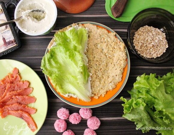 Сверху на сыр выкладываем листья салата.