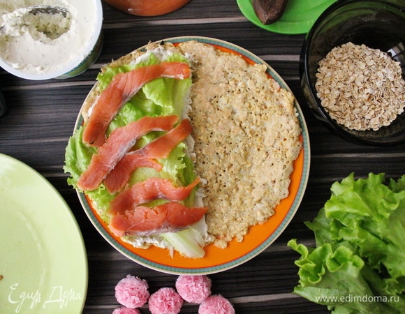 Салатные листья покрываем слайсами слабосоленого лосося.