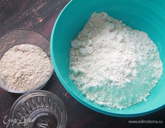 Муку пшеничную 1 сорта и гречневую просеять. Вода холодная.