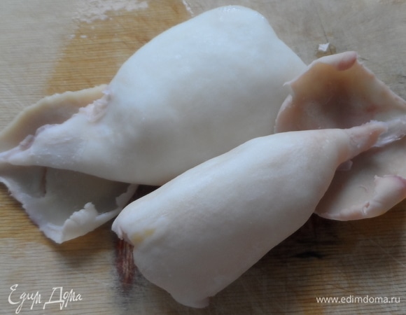 Кальмары помыть, освободить от пленки, хребтов по бокам (они такие прозрачные, как пластиковые). Опустить в кипящую подсоленную воду и варить 1 минуту. Остудить. Нарезать 1 кальмара кубиком — он пойдет в салат. А двух других возьмем для украшения. Нужно надрезать тельце на полоски.