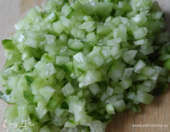 Огурец помыть, нарезать кубиком.