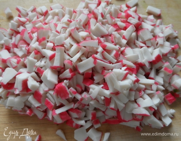 Крабовые палочки нарезать кубиком.