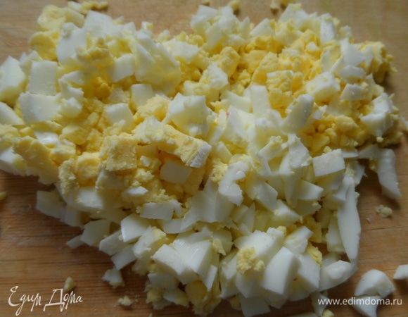 Яйца отварить, очистить, остудить, нарезать кубиком.