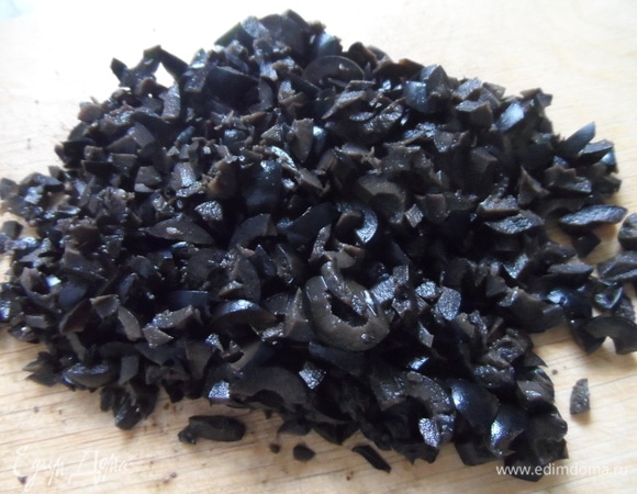 Оливки тоже нарезать помельче.