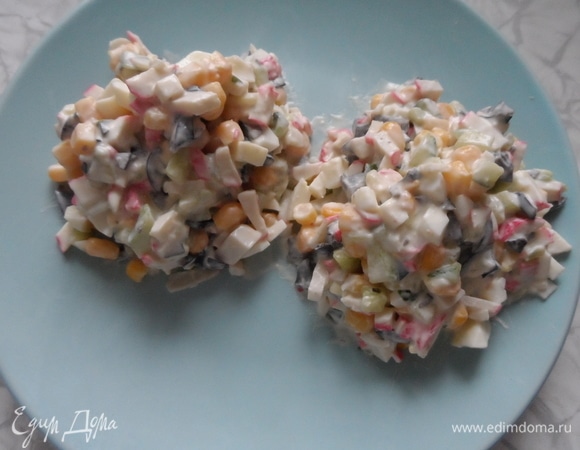 Смешать все ингредиенты, добавить кукурузу и заправить легким майонезом. Если вы противник майонеза, то можно и чем-то другим по-вашему вкусу))