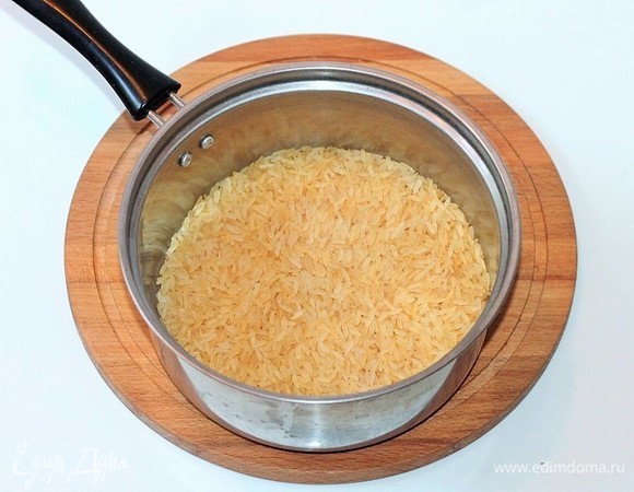 Отварить рис согласно инструкции.