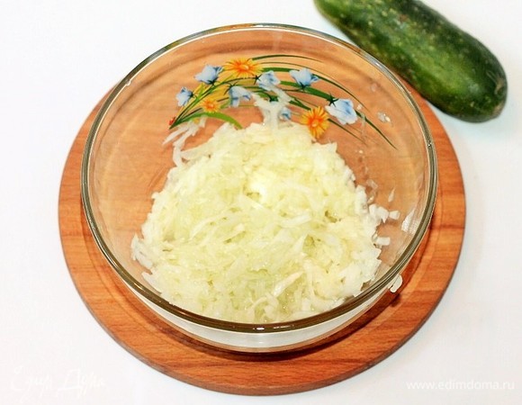 Очистить и натереть на крупной терке огурцы. Можно слить огуречный сок, я оставила.