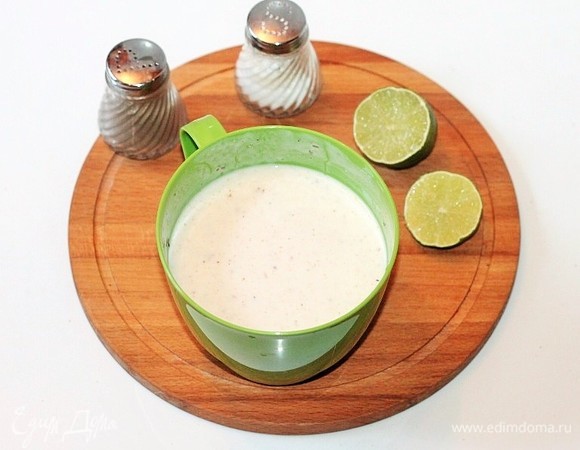 Налить йогурт в миску, всыпать перец, молотую зиру, приправить соком лайма и солью. Взбить молочную смесь венчиком до однородной консистенции.