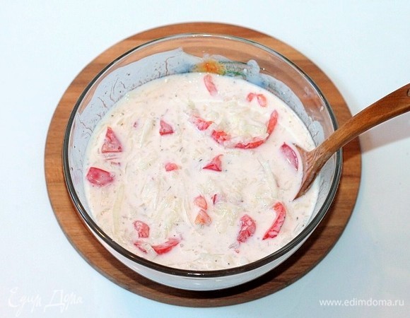 Вылить смесь в большую миску и добавить овощи.